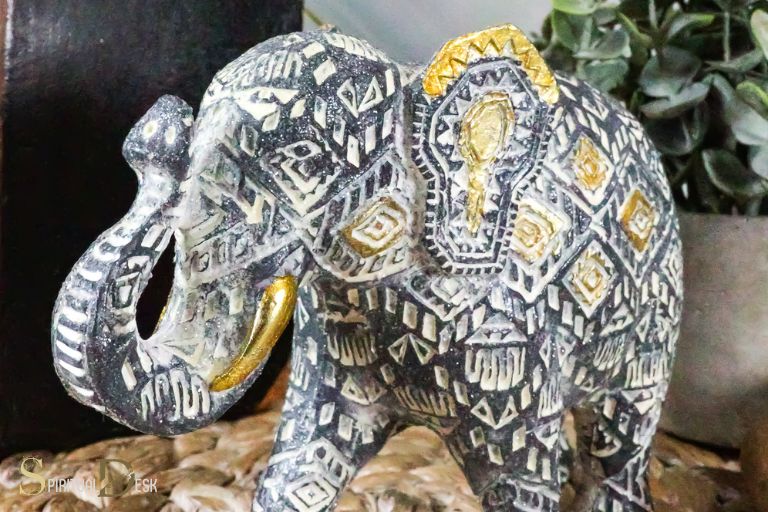 Geestelike eienskappe van olifantstandbeeld met slagtande